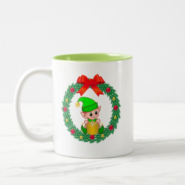 Niedlicher grüner Weihnachtself und Weihnachtskran Zweifarbige Tasse (Links)