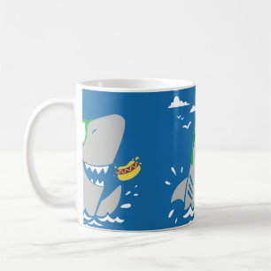 Niedlicher Hai-Cartoon Vintag einen Hot Dog auf bl Kaffeetasse