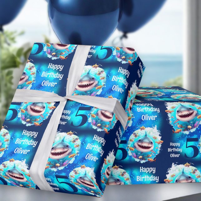 Niedlicher Hai-Junge Geburtstagsname Textumbruchpa Geschenkpapier (Cute Shark Boy Birthday Text Wrapping Paper)