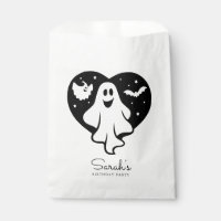 Niedlicher Halloween-Geist mit Herz und Gesicht