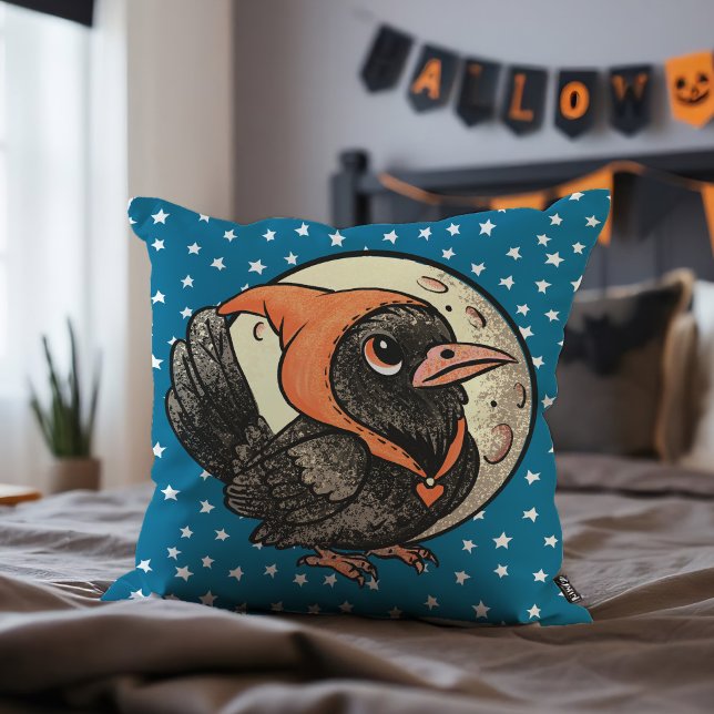 Niedlicher Halloween-Raven in Orange-Kostümmoon-St Kissen (Charming chibi raven in a cozy costume, perfect pillow for spooky season decor or cuddly accents.)