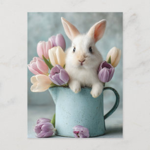 Niedlicher Hase, der aus einem Krug mit Tulpen lug Feiertagspostkarte