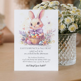 Niedlicher Hase mit dekorativen Eiern und Eierjagd Einladung