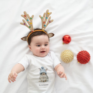 niedlicher Hase mit Wintermütze, individuell anpas Baby T-shirt