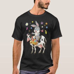 Niedlicher Hase reitet auf Kuh beim Eiersuchen Bau T-Shirt