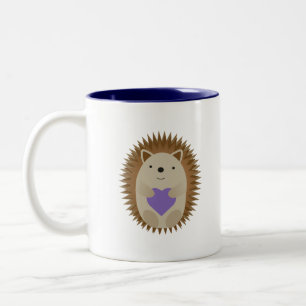 Niedlicher Hegehog, der ein lila Herz umarmt Zweifarbige Tasse
