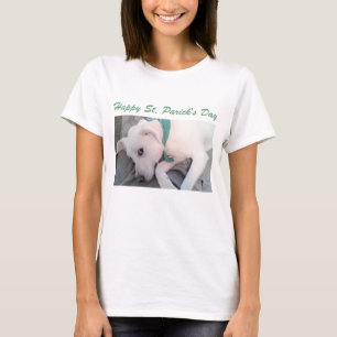 Niedlicher hellbrauner Hund mit grünem Scarf T-Shirt