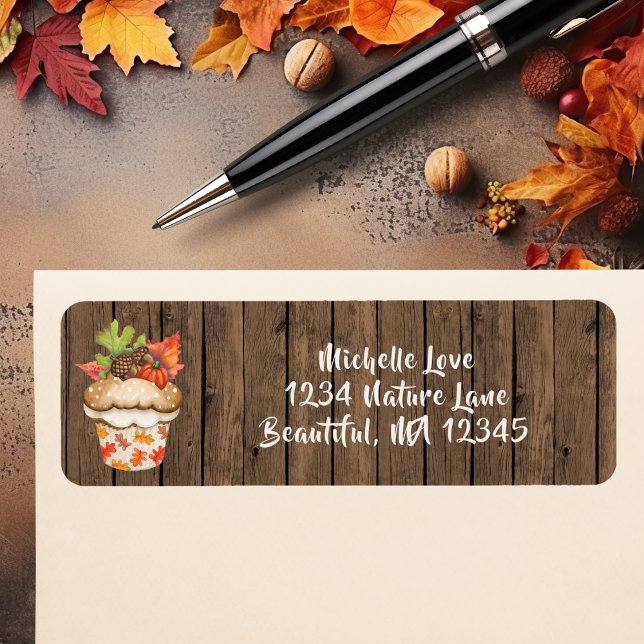 Niedlicher Herbstkuchen auf Herbstadresse (Cute Autumn Cupcake on Wood Fall Address Label)