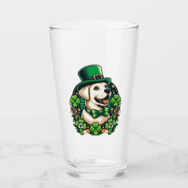 Niedlicher Hund am Sankt Patrick Glas (Vorderseite)