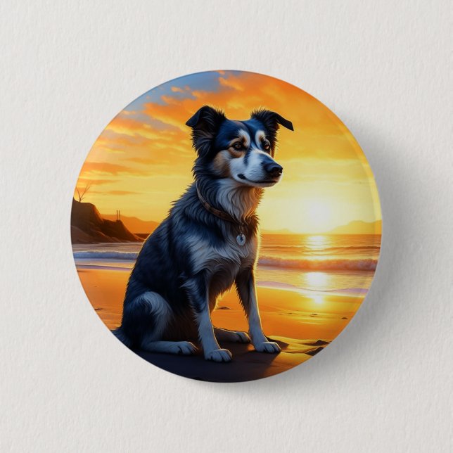 Niedlicher Hund am Strand bei Sunset Button (Vorderseite)