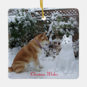 niedlicher Hund, der bei Weihnachten mit Schneeman Keramikornament