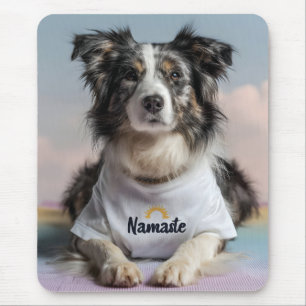 Niedlicher Hund in einem "Namaste"-T - Shirt auf e Mousepad