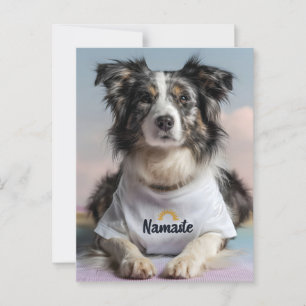 Niedlicher Hund in einem "Namaste"-T - Shirt auf e Postkarte
