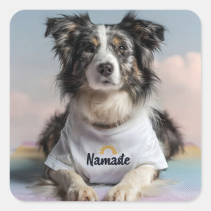 Niedlicher Hund in einem "Namaste"-T - Shirt auf e Quadratischer Aufkleber
