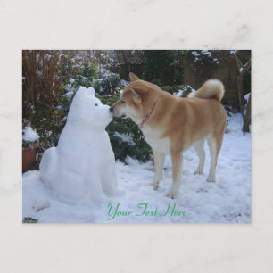 niedlicher Hund küsst Schneeszene bei Weihnachten Postkarte