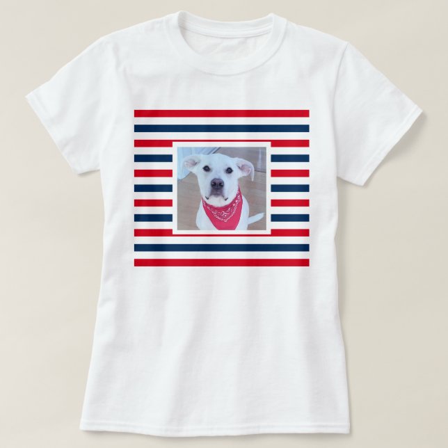 Niedlicher Hund Red White Stripes Patriotisches Fo T-Shirt (Design vorne)