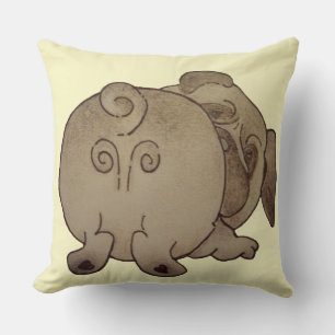 niedlicher Hund spielt braunen Mops Kissen