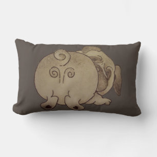 niedlicher Hund spielt braunen Mops Lendenkissen