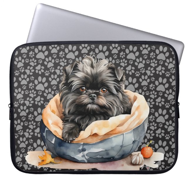 NIEDLICHER HUND VON AFFENPINSCHER IM BETT LAPTOPSCHUTZHÜLLE (Vorderseite)