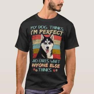 Niedlicher Husky-Hund kümmert sich darum, was alle T-Shirt