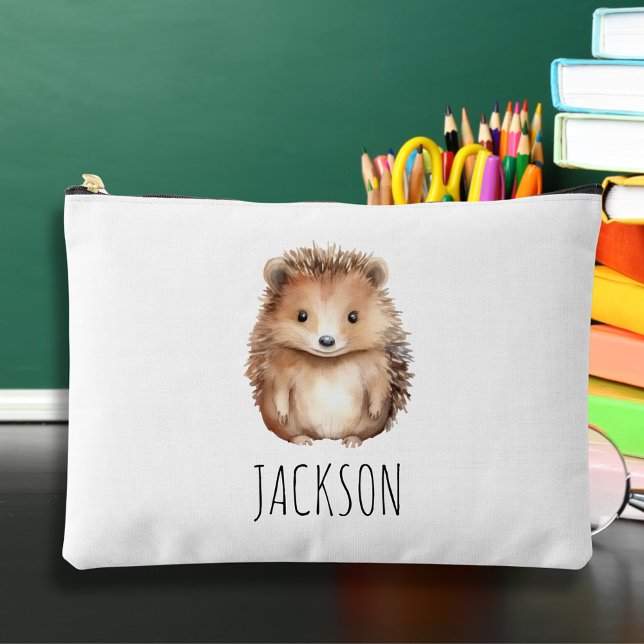Niedlicher Igel! Fall eines benutzerdefinierten St Zubehörtasche (Cute Hedgehog Custom monogram Pencil Case sitting on school desk with pencils and books)