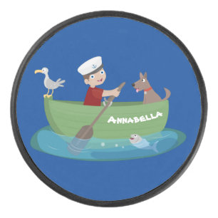 Niedlicher Junge Segelschiff und Hunderuderschiff Eishockey Puck