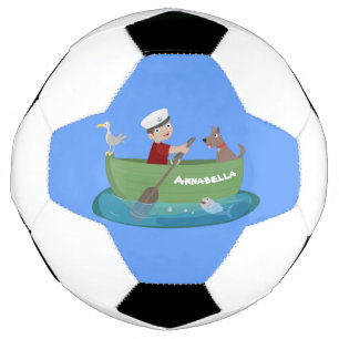 Niedlicher Junge Segelschiff und Hunderuderschiff Fußball