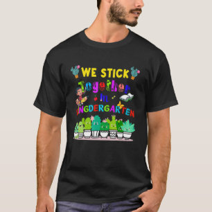 Niedlicher Kaktus Kindergarten - wir kleben zusamm T-Shirt