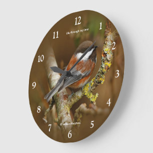 Niedlicher Kastanienhahn in Baumkronen Große Wanduhr