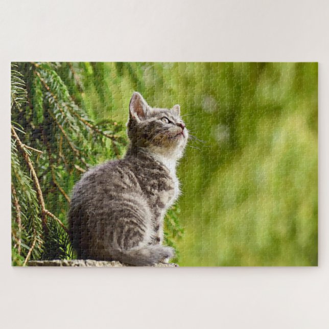 Niedlicher Katzengrau Kätzchen Grüner Kiefernbaum Puzzle (Horizontal)