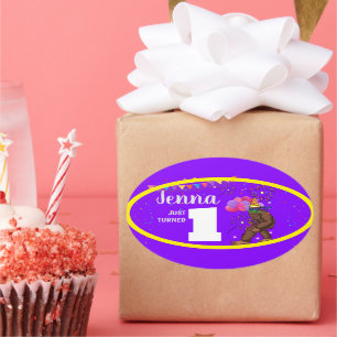 Niedlicher Kindergeburtstag-Karte mit Bigfoot pers Ovaler Aufkleber