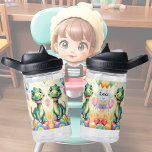 Niedlicher kleiner Dinosaurier mit viel farbenfroh Trinkflasche<br><div class="desc">Diese Wasserflasche enthält einen niedlichen kleinen Dinosaurier mit einem hübschen Gesicht,  gerahmt von vielen bunten Ballons. Tolle,  personalisierbare Wasserflasche für alle Kinder,  die Dinosaurier Liebe! Niedliche Geschenkidee.</div>