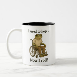 Niedlicher kleiner Frosch im Rollstuhl positiv. Zweifarbige Tasse