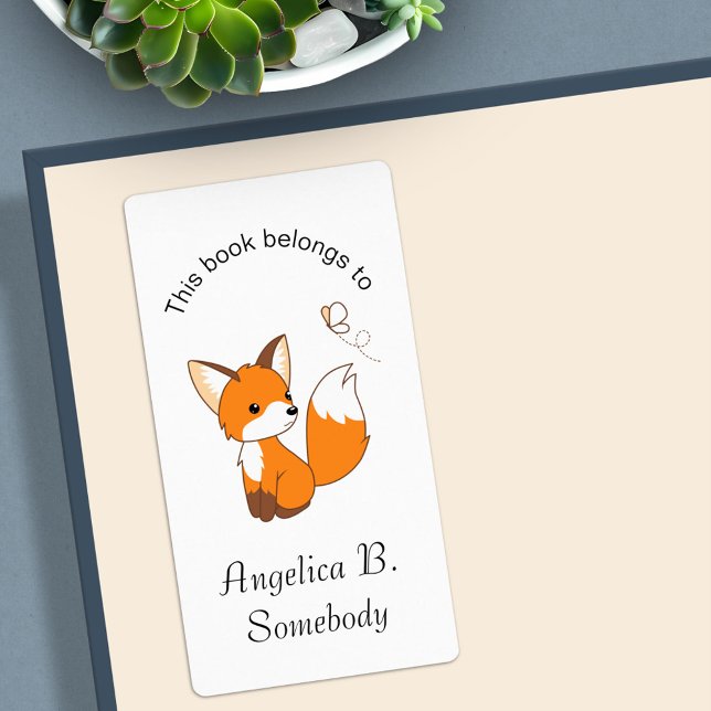 Niedlicher kleiner Fuchs sieht Schmetterling-Buchz (Von Creator hochgeladen)