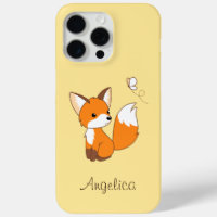 Niedlicher kleiner Fuchs sieht Schmetterling zu