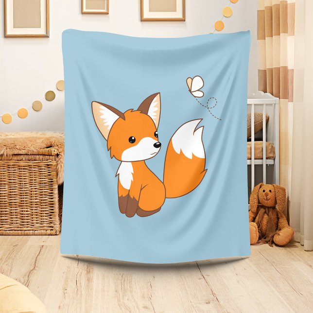 Niedlicher kleiner Fuchs sieht Schmetterling zu Fleecedecke (Von Creator hochgeladen)