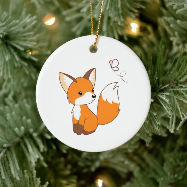 Niedlicher kleiner Fuchs sieht Schmetterling zu Keramik Ornament (Baum)