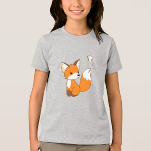 Niedlicher kleiner Fuchs sieht Schmetterling zu Tri-Blend Shirt