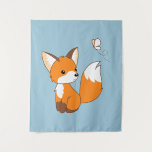 Niedlicher kleiner Fuchs sieht Schmetterling zu Wandteppich