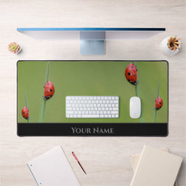 Niedlicher kleiner glücklicher Ladybug für eine po Schreibtischunterlage