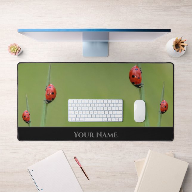 Niedlicher kleiner glücklicher Ladybug für eine po Schreibtischunterlage (Büro 1)