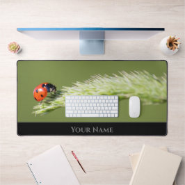 Niedlicher kleiner glücklicher Ladybug für eine po Schreibtischunterlage