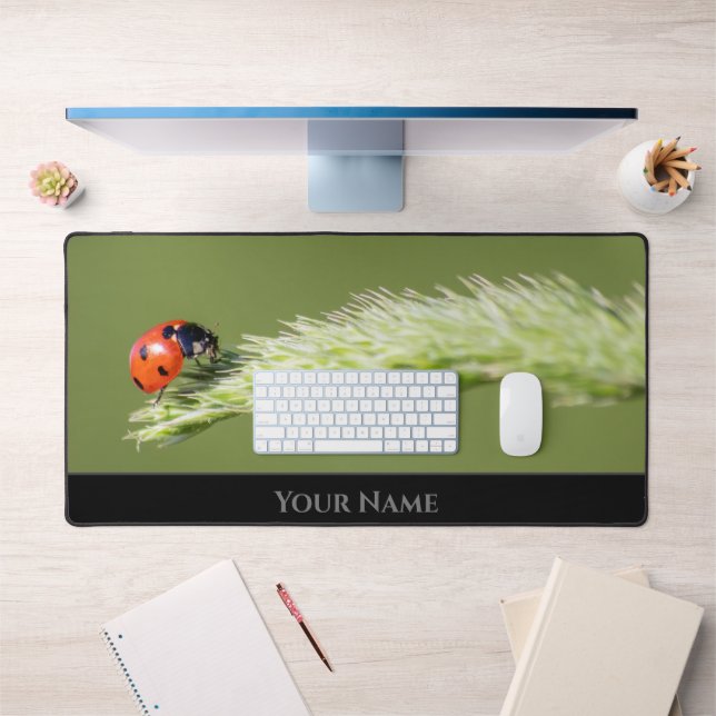 Niedlicher kleiner glücklicher Ladybug für eine po Schreibtischunterlage (Büro 1)