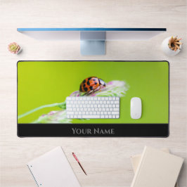 Niedlicher kleiner glücklicher Ladybug für eine po Schreibtischunterlage