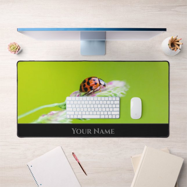 Niedlicher kleiner glücklicher Ladybug für eine po Schreibtischunterlage (Büro 1)