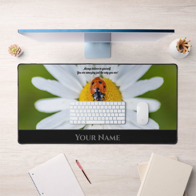 Niedlicher kleiner glücklicher Ladybug für eine po Schreibtischunterlage (Büro 1)