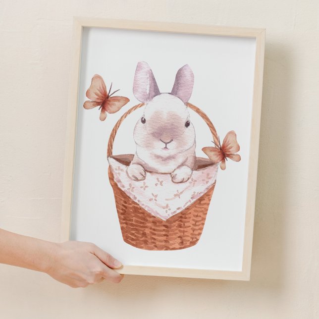 Niedlicher kleiner Hase im Kinderzimmer im Korb Poster (Cute Little Bunny In Basket Woodland Nursery Decor)