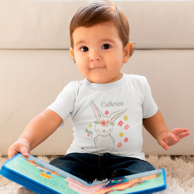 Niedlicher kleiner Hase mit Blume personalisierte  Baby T-shirt (Von Creator hochgeladen)