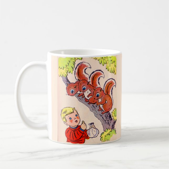 niedlicher kleiner Junge füttre niedliche Eichhörn Kaffeetasse (Links)