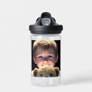 Niedlicher kleiner Junge mit Teddybär Trinkflasche